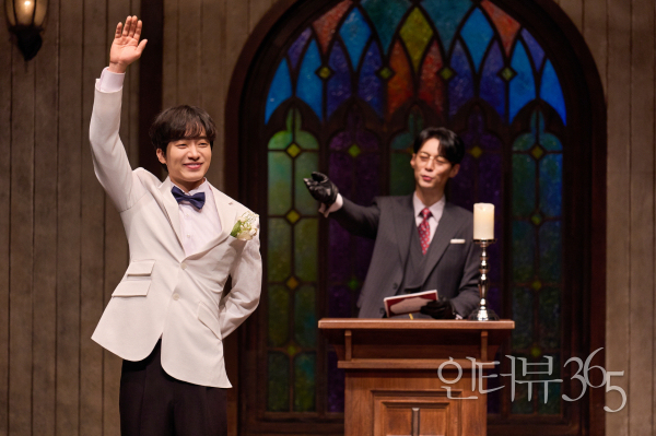 연극 '미러' 공연 장면./사진=엠비제트컴퍼니
