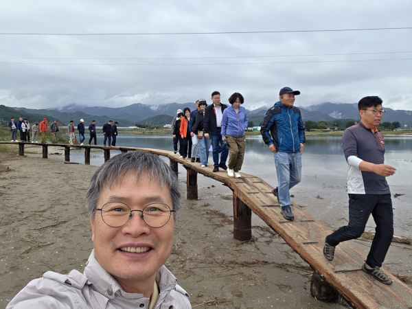 덕봉산 앞 외나무다리에서