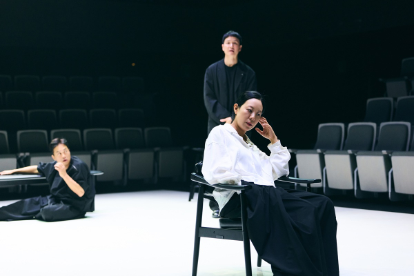 양손프로젝트 '유령들' 공연 장면. 알빙 부인(양조아), 그 외 인물(손상규, 양종욱).