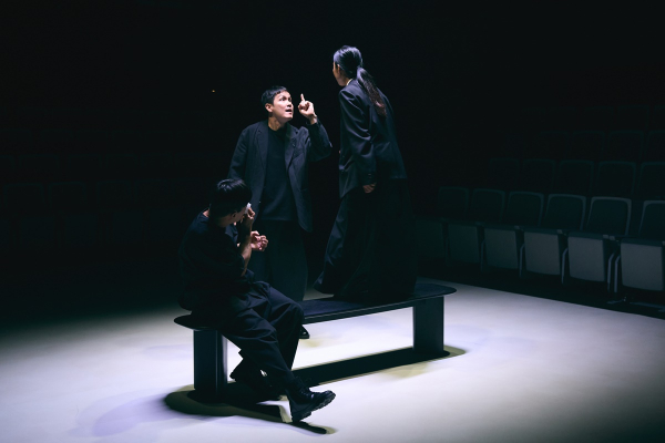 양손프로젝트 '유령들' 공연 장면. 알빙 부인(양조아), 그 외 인물(양종욱, 손상규).