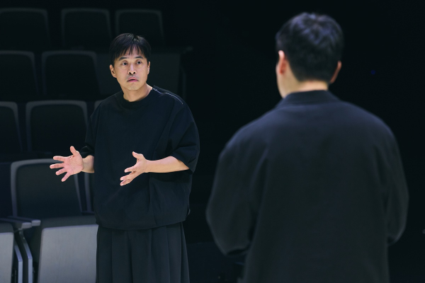 양손프로젝트 '유령들' 공연 장면. 알빙 부인 외 인물들(손상규, 양종욱).
