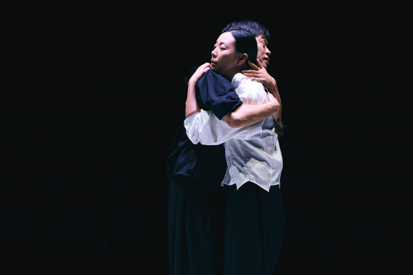 양손프로젝트 '유령들' 공연 장면. 알빙 부인(양조아), 오스왈(손상규).