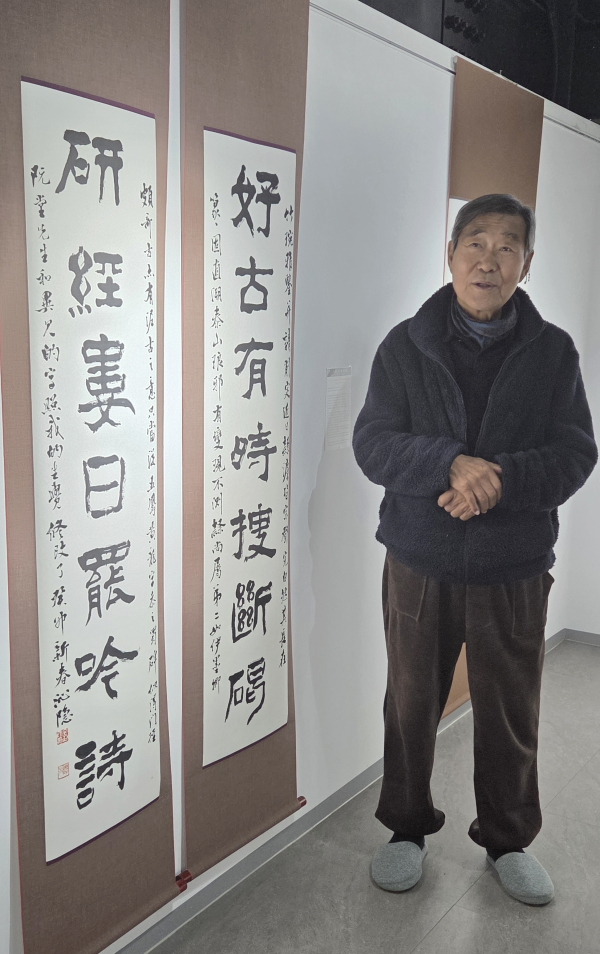 심은 호고연경 대련 앞의 심은 선생