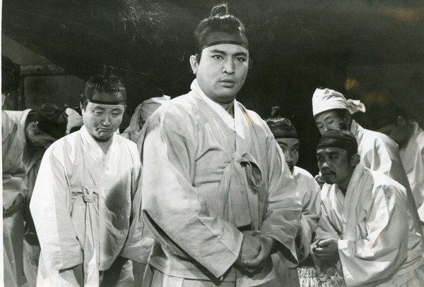 영화 '강화도령' 장면. 배우 김희갑(좌측), 신영균(중앙), 김세라(신영균 뒤 우측)