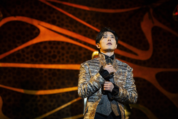 '살리에리(김재욱)'는 자신의 재능이 평범한 것을 깨닫고 신을 향한 분노를 드러낸다.