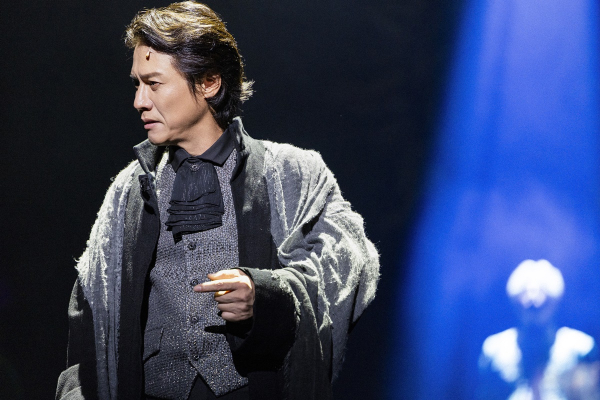 모차르트를 파멸로 몰아넣은 '살리에리(박호산)'는 자신 역시 파멸되고 있음을 깨닫는다.