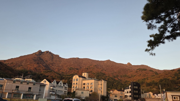 거제도 몽돌해변에서 바라본 가라산과 노자산