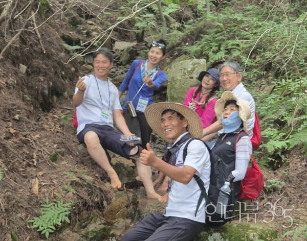 올 여름 지리산 맨발걷기 원정대 행사에서 기념촬영. 사진 맨 왼쪽이 박경운 경감./사진=박경운 경감 제공<br>