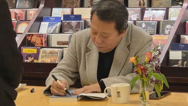 장석주 시인 사인하는 모습