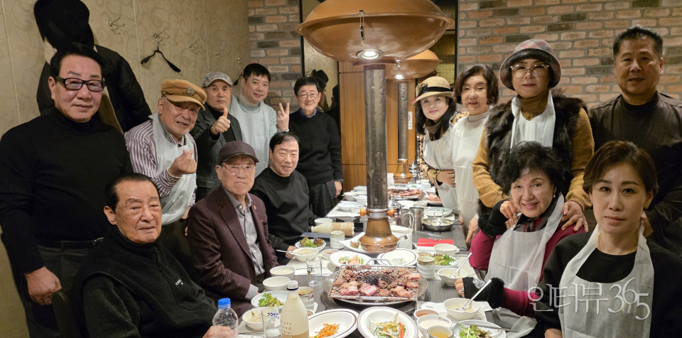 (사진 뒷줄 왼쪽부터) 유광석·한태일·서영석·편원혁 원로회 임원들, 김두호 신영균재단 상임이사, 정지희·엄유신·정미혜·문철재 원로회 임원들, (사진 앞쪽 왼쪽부터) 이해룡 회장, 이우석 회장, 김관선·오경아·채주이 원로회 임원.<br>