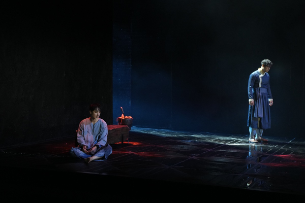 연극 '타지마할의 근위병' 공연 사진. 지하실의 '후마윤(최재림, 오른쪽)'과 '바불(이승주)' / 사진제공=해븐프로덕션