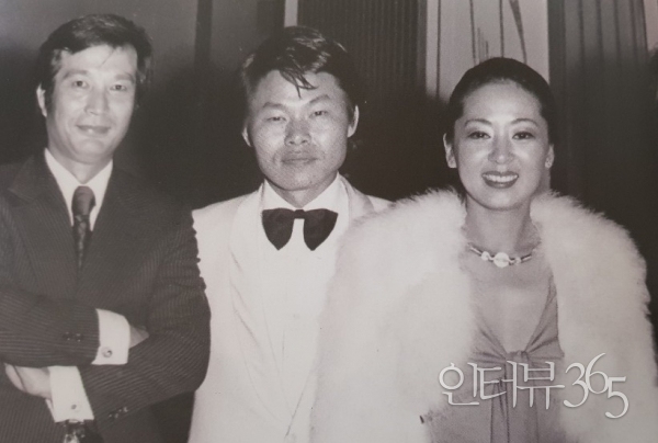 1973년 베를린국제영화제에 함께 참석한 (왼쪽부터)고 신성일, 정진우 감독, 김지미 배우./사진=영화인복지재단 제공&nbsp;
