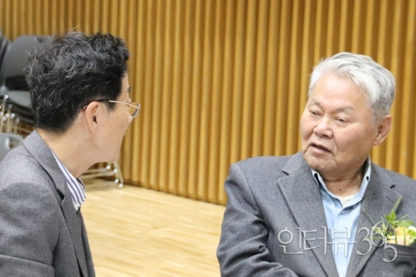 &nbsp;필자와 대화 중인 정진우 영화감독. 정 감독과 필자는 40년이 넘는 인연을 이어오고 있다.&nbsp;