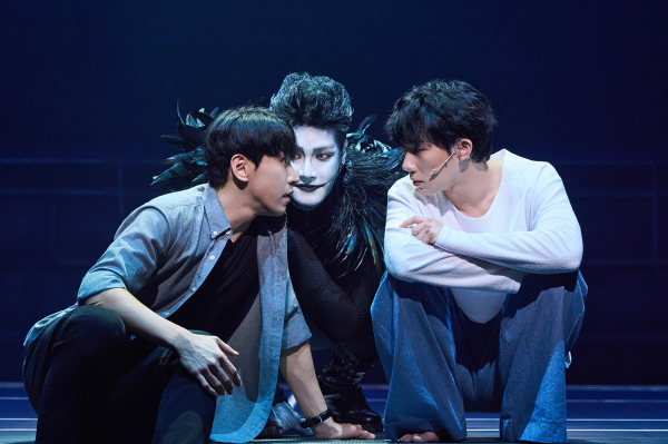 뮤지컬 '데스노트' 공연 장면. 야가미 라이토 역(조형균, 왼쪽), 류크 역(임정모), 엘(L) 역(김성규, 오른쪽)./ 사진= 오디컴퍼니