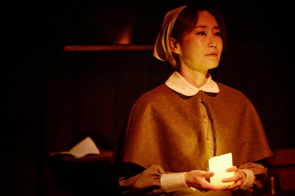 연극 '벙커 트릴로지' 공연 사진. 야전 병원 간호사인 '릴리(정연)'는 전야제 연극에서 레이디 맥베스 역을 맡는다./사진=아이엠컬처