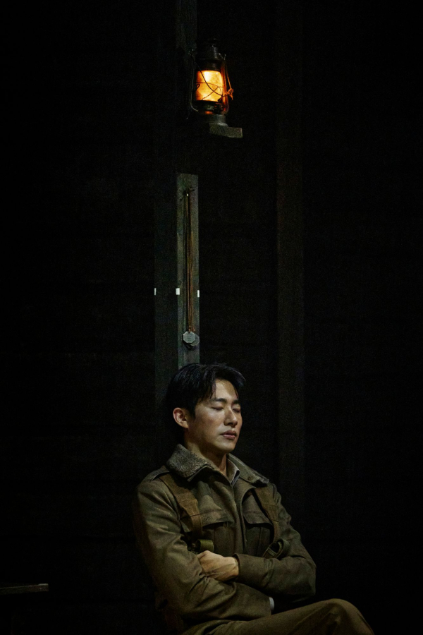 연극 '벙커 트릴로지' 공연 사진. '솔저2(신성민)'는 '모르가나'에서 아더를, '아가멤논'에서 요한 외 다역을, '맥베스'에서 마크를 연기한다./사진=아이엠컬처