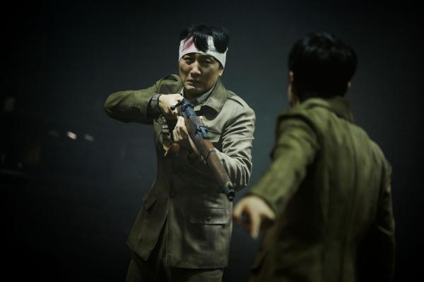 연극 '벙커 트릴로지' 공연 사진. '솔저1(이준석)'은 '모르가나'에서 랜슬롯을, '아가멤논'에서는 알베르트를, 맥베스에서는 벤을 연기한다./사진=아이엠컬처