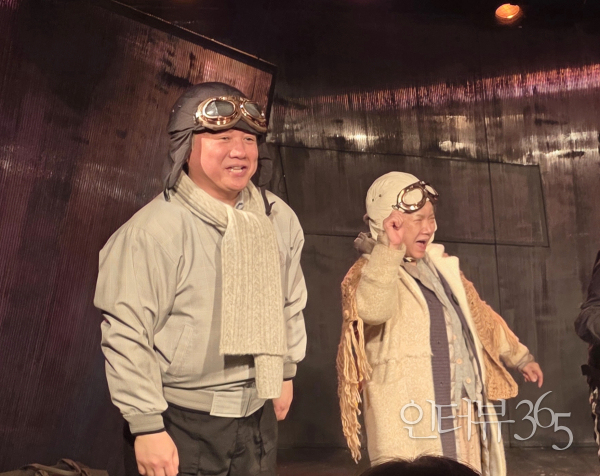 연극 '폐기물 처리' 커튼콜 무대에 오른 배우들./사진=정중헌