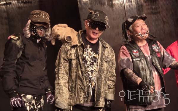 연극 '폐기물 처리' 커튼콜 무대에 오른 배우들./사진=정중헌