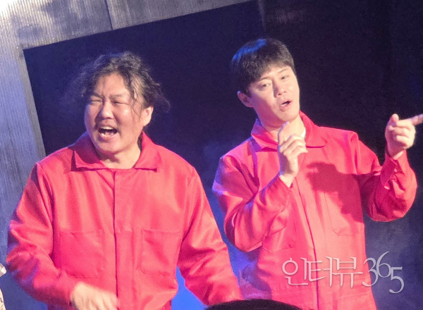 연극 '폐기물 처리' 커튼콜 무대에 오른 배우들./사진=정중헌