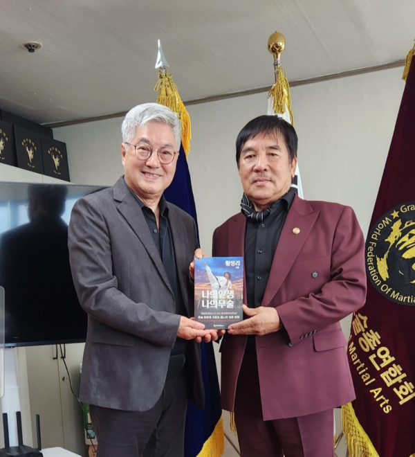 배우 황정리와 함께 그의 자서전 '황정리 나의 인생, 나의 무술'(2024)을 들고 포즈를 취했다.<br>