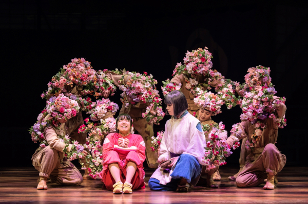 '센과 치히로의 행방불명' 런던 초연 사진. '하쿠'가 건넨 주먹밥을 들고 울음을 터뜨린 '치히로' 주변의 수국은 무용수(앙상블) 배우들에 의해 구현된다./사진 제공=CJ ENM, ⓒJohan Person
