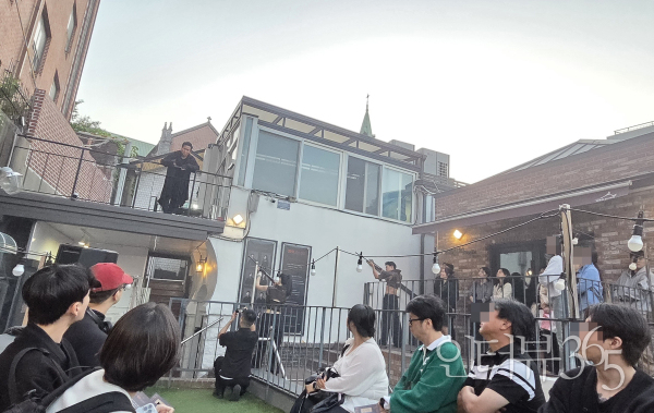 연극 ‘햄릿, 걷는 인간’ 공연 장면./사진=정중헌