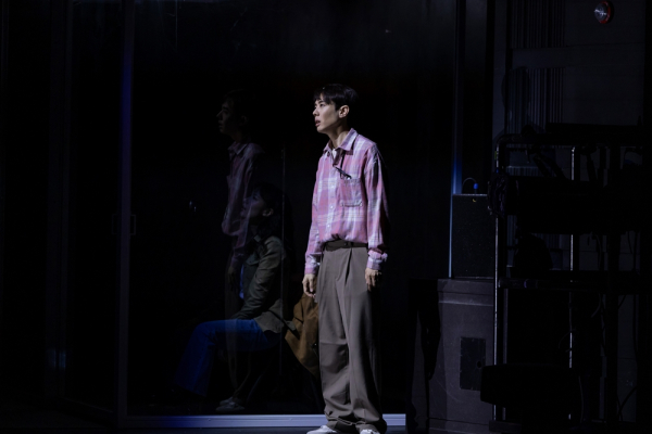 연극 '빅 마더' 공연사진. '뉴욕 탐사' 기자 '알렉스 쿡' 역의 이강욱 배우./사진 제공=서울시극단