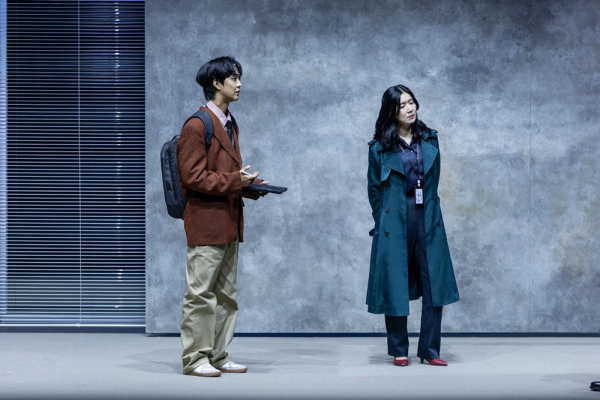연극 '빅 마더' 공연사진. (왼쪽부터) 기자 '알렉스 쿡(김세환)', 기자 '케이트 블랙웰(최나라)'./사진 제공=서울시극단