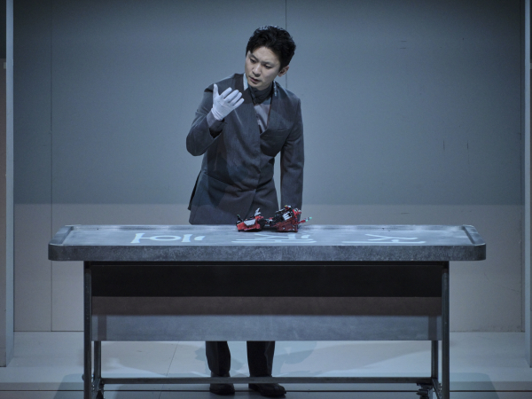 연극 '뼈의 기록' 공연 사진. 안드로이드 로봇 장의사 '로비스(강기둥)'./사진 제공=예술의전당, 할리퀸크리에이션즈