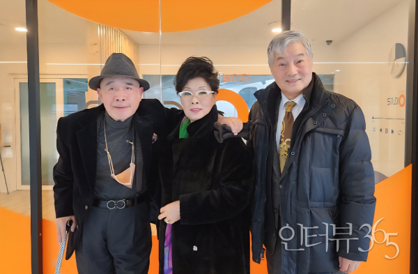 배우 김희라 김수연 부부와 함께.<br>