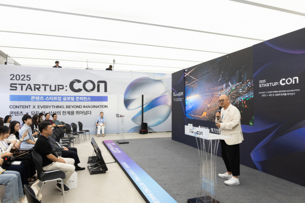 (2025년 한국콘텐츠진흥원 “2025 스타트업콘” 팬덤마케팅 발표 최원준 대표 사진 제공 : 본인)