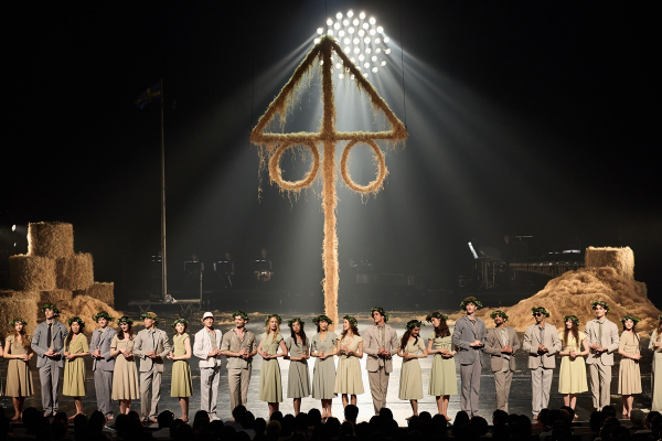 알렉산더 에크만 '한여름 밤의 꿈' 공연 장면. 스웨덴에는 사람들이 녹색의 풀과 꽃으로 장식된 긴 ‘장대(pole)’를 마을 한가운데 세우고, ‘하지’를 축하하며 풍성한 수확을 기원하는 전통이 있다./사진 제공=LG아트센터 서울.