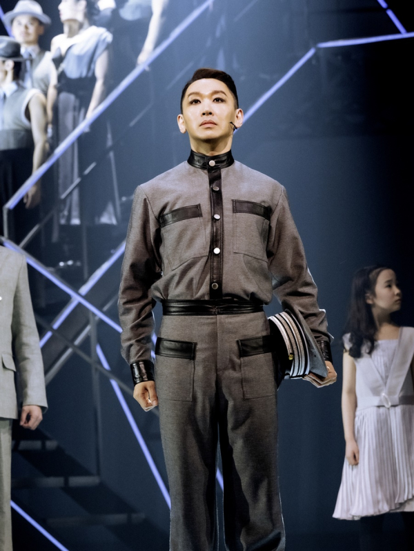 뮤지컬 '렘피카' 공연 장면. 기술과 산업의 진보를 외치던 미래주의자 '마리네티(김호영)'는 파시즘에 대한 지지를 표명한다./사진제공=놀유니버스