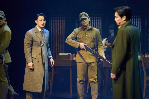 사진 9 - 뮤지컬 '스윙 데이즈_암호명 A' 공연 장면. 유일형의 사업 파트너로 오랜 시간 함께한 '황만용(김승용, 왼쪽)'은 어릴 적 '야스오(고훈정)'의 모습을 기억하며 변해버린 것들을 안타까워한다./사진제공=컴퍼니연작 & 올댓스토리