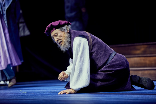 연극 '베니스의 상인' 공연 사진. 복수를 실행하려다 파멸에 이르는 '샤일록' 역의 박근형 배우./사진제공=파크컴퍼니