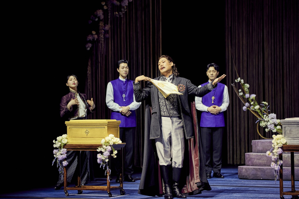 연극 '베니스의 상인' 공연 사진. 벨몬트의 상속녀 포셔에게 청혼하러 온 ‘아라공 왕자’ 역의 이종영 배우./사진제공=파크컴퍼니