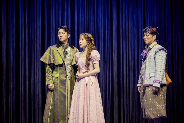 연극 '베니스의 상인' 공연 사진. (왼쪽부터)베니스의 신사 '로렌조' 역의 최정헌 배우, 샤일록의 딸 '제시카' 역의 김아영 배우, 하인이자 광대인 '랜슬럿' 역의 박명훈 배우./사진제공=파크컴퍼니