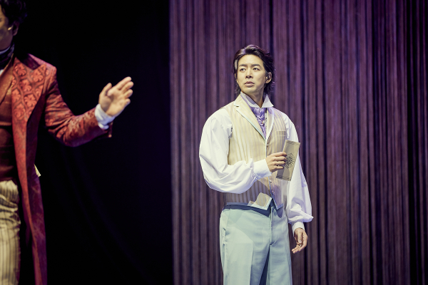 연극 '베니스의 상인' 공연 사진. 포셔에게 청혼하기 위해 절친인 안토니오에게 돈을 빌린 '바사니오' 역의 이상윤 배우./사진제공=파크컴퍼니
