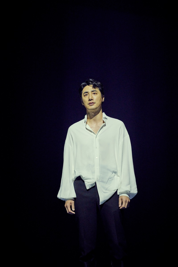 연극 '베니스의 상인' 공연 사진. 살 1파운드를 위약금으로 한 차용증에 서명한 '안토니오' 역의 이승주 배우./사진제공=파크컴퍼니
