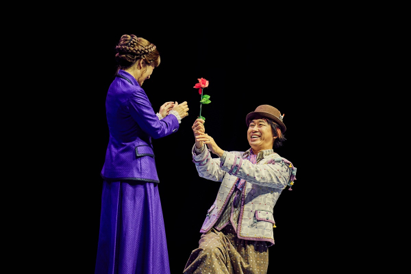 연극 '베니스의 상인' 공연 사진. 포셔의 시녀 '네리사' 역의 한세라 배우, 네리사에게 청혼하는 '랜슬럿' 역의 조달환 배우./사진제공=파크컴퍼니