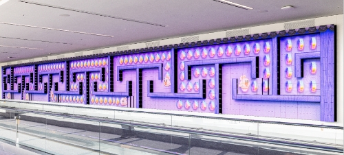 인천국제공항 제2여객터미널 키네틱 LED에서 상영 중인 ‘한-입만, K-팩맨’ 콘텐츠의 한 장면 (사진제공 : ㈜이지위드)