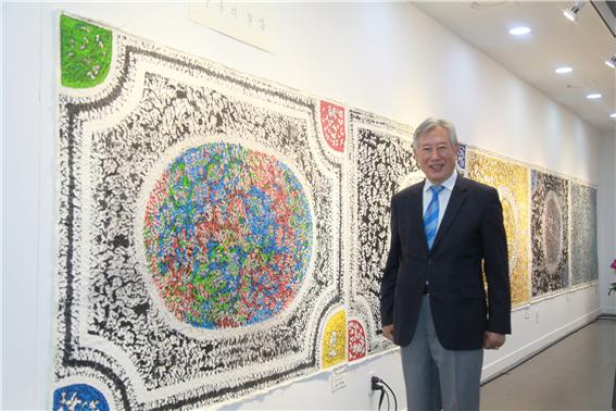 전시작품 앞에서 선 '우주화가' 하정열 화백<br>