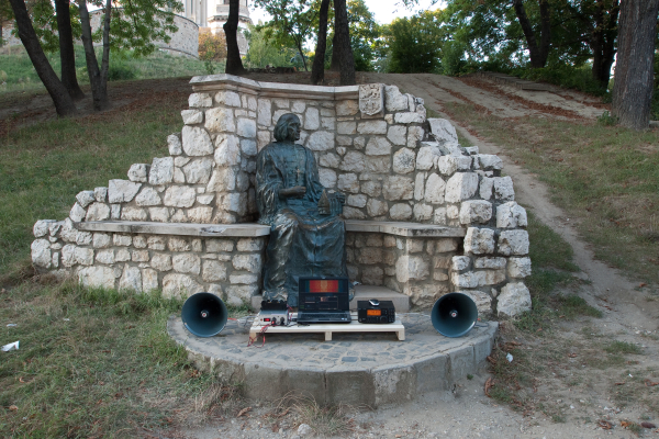 헝가리 에스테르곰(Esztergom)에 위치한 야노스 비테스(János vitéz) 동상. 동상 앞에 놓인 장치는 동상을 안테나로 활용하는 라디오 수신기이며, 양쪽에 놓인 스피커를 통해 실시간으로 수신되는 라디오 방송을 소리로 들려준다. (시진제공 : 본인)