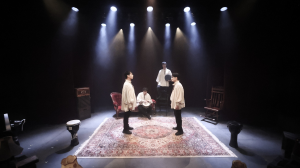 연극 '플레이위드 햄릿' 공연 사진. 햄릿의 분열된 4개의 자아인 '블랙(박동욱, 김성훈)', '레드(김영욱, 김록현)', '블루(임승범, 차예준)', '화이트(최기욱, 신윤재)'는 자신의 삶을 매일 밤 무대 위에 연출한다./사진제공=플레이위드
