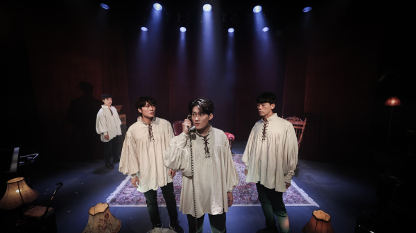 연극 '플레이위드 햄릿' 공연 사진. 햄릿의 분열된 4개의 자아인 '블랙(박동욱, 김성훈)', '레드(김영욱, 김록현)', '블루(임승범, 차예준)', '화이트(최기욱, 신윤재)'는 자신의 삶을 매일 밤 무대 위에 연출한다./사진제공=플레이위드