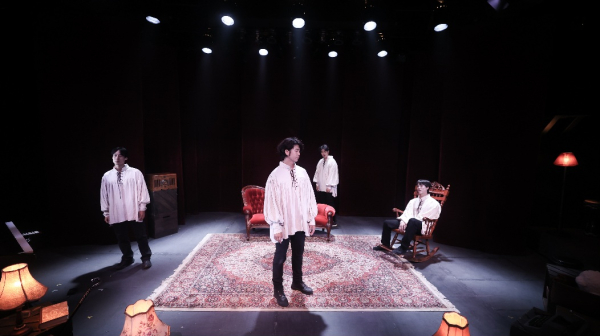 연극 '플레이위드 햄릿' 공연 사진. 햄릿의 분열된 4개의 자아인 '블랙(박동욱, 김성훈)', '레드(김영욱, 김록현)', '블루(임승범, 차예준)', '화이트(최기욱, 신윤재)'는 자신의 삶을 매일 밤 무대 위에 연출한다./사진제공=플레이위드